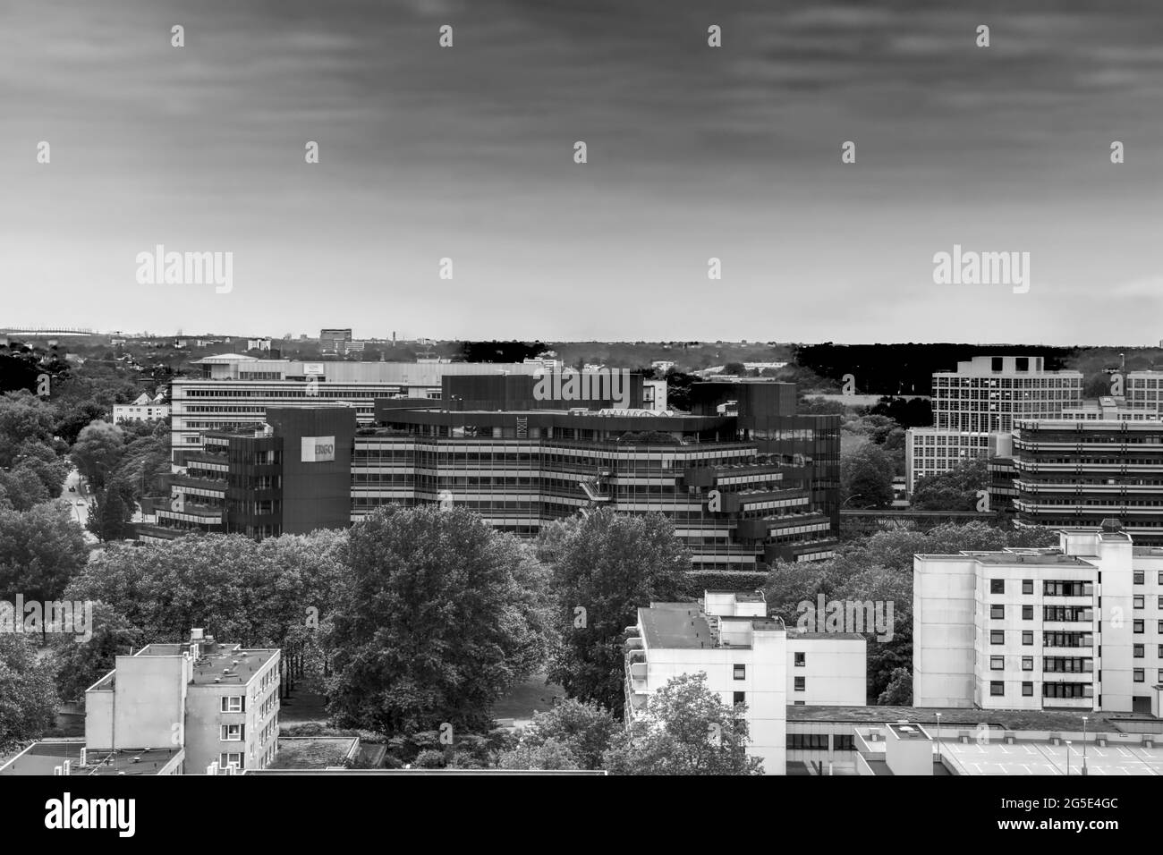 vista panoramica su un quartiere della città in bianco e nero Foto Stock
