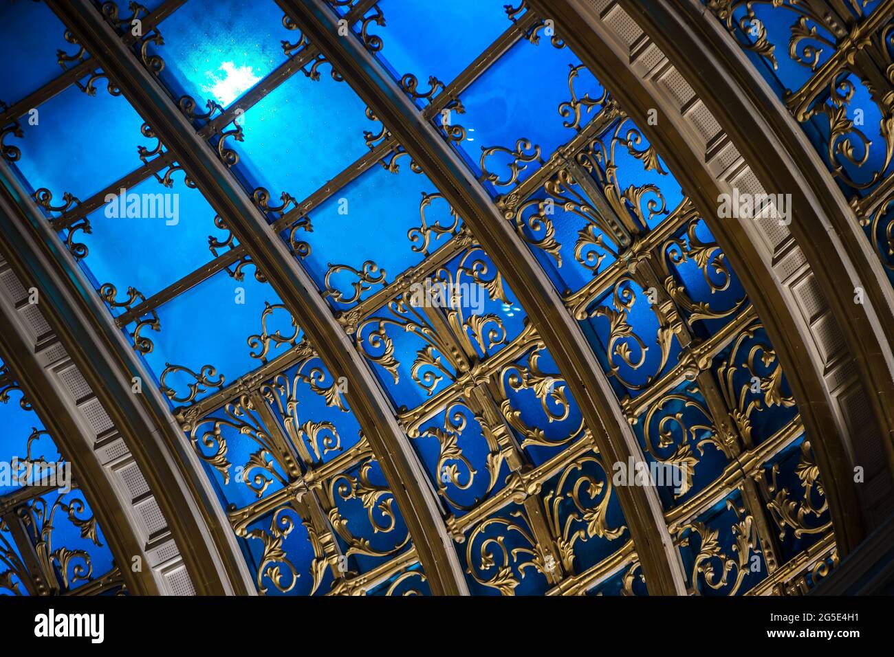 Bucarest, Romania - 27 maggio 2020: Il tetto vetrato della grande sala plenaria della Camera dei deputati del Parlamento rumeno. Questa immagine è per Foto Stock