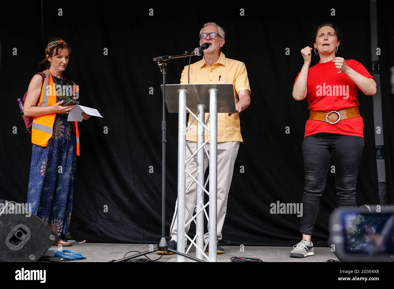 Londra, Regno Unito. 26 Giugno 2021. Londra, Regno Unito il 26 giugno 2021: Jeremy Corbyn, ex leader del Partito laburista, parla durante la protesta anti-governativa di fronte alla Piazza del Parlamento . La protesta unisce attivisti provenienti da molti movimenti dell'ala sinistra dell'opposizione, come Kill the Bill, l'Assemblea popolare, NHS staff Voices, Stop the War Coalition o Extinion Rebellion. (Foto di Dominika Zarzycka/Sipa USA) Credit: Sipa USA/Alamy Live News Foto Stock