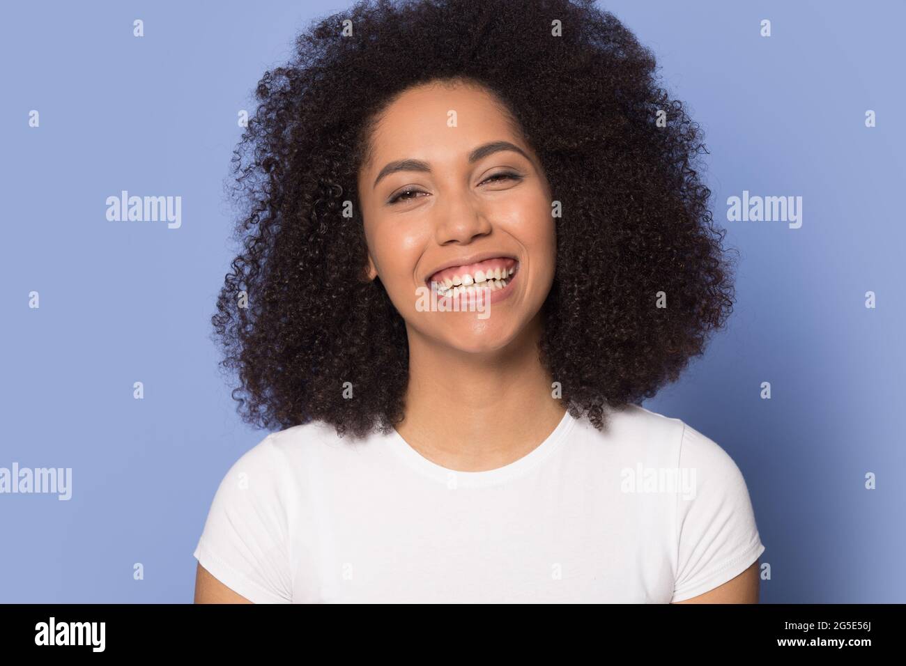 Ritratto di sorridente donna afroamericana ridere divertirsi Foto Stock