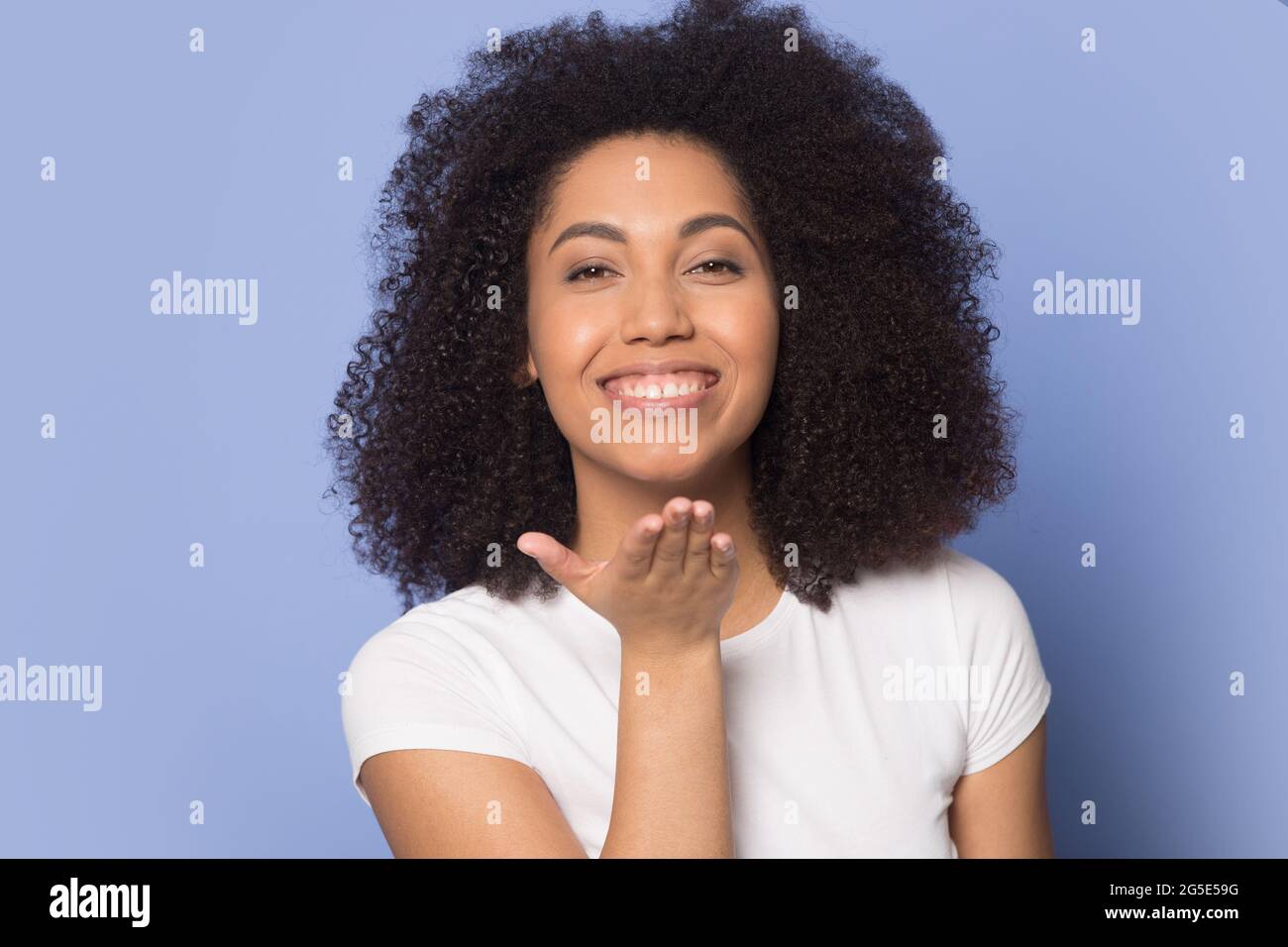 Ritratto di sorridente afroamericana inviare bacio aria Foto Stock