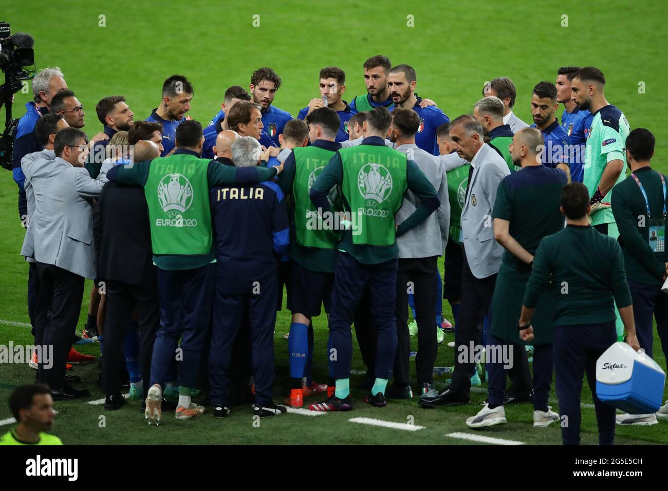 Londra, Inghilterra, 26 giugno 2021. Roberto Mancini, allenatore italiano, parla con i suoi giocatori che vanno in più tempo durante la partita dei Campionati europei UEFA al Wembley Stadium di Londra. L'immagine di credito dovrebbe essere: David Klein / Sportimage Foto Stock