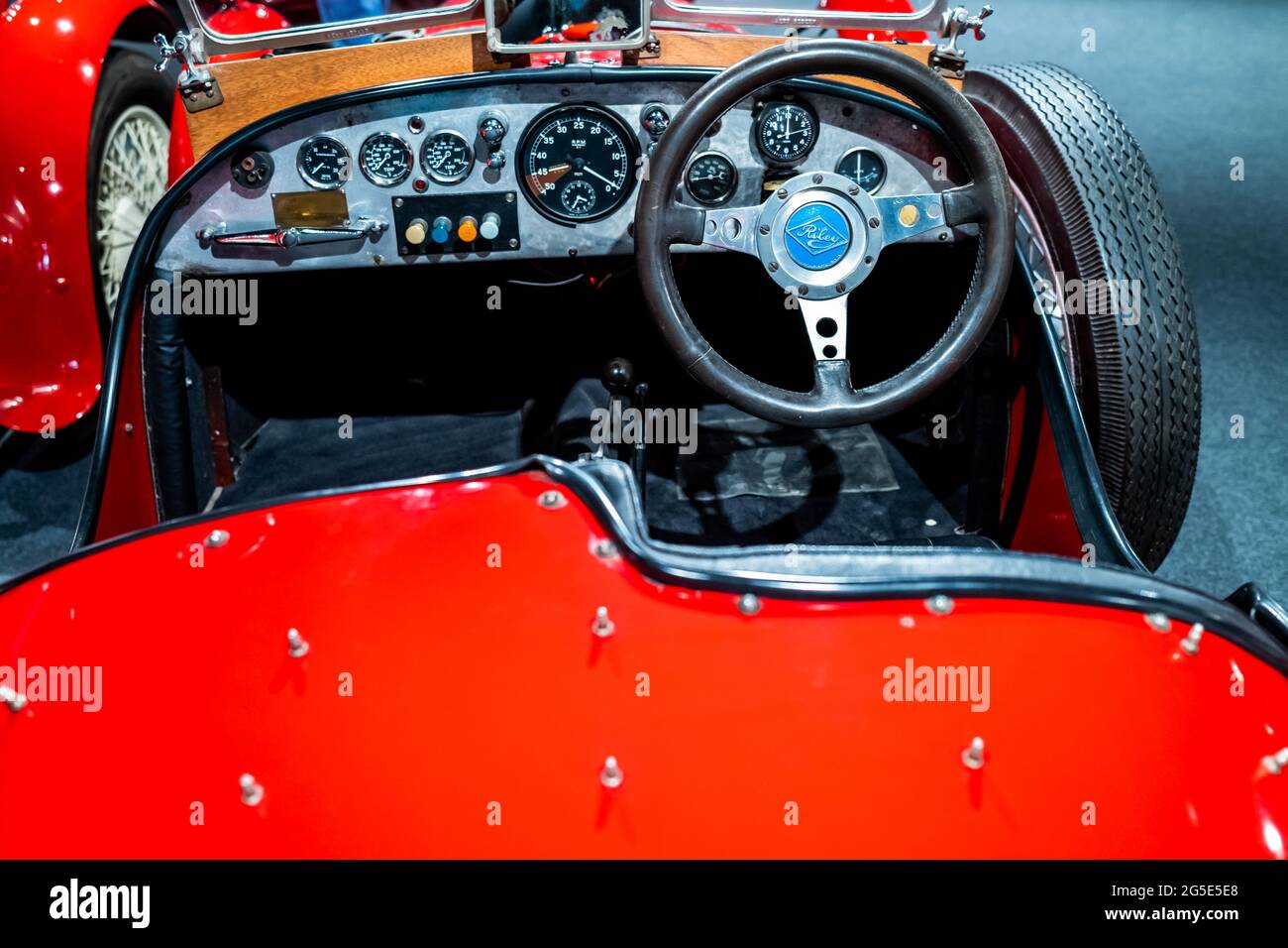 Yeovil, Somerset, Regno Unito – Giugno 18 2021. Una vista sul pozzetto interno di una classica auto sportiva Riley d'epoca. Messa a fuoco selettiva, profondità di campo poco profonda e. Foto Stock