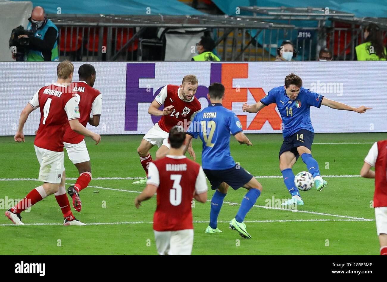 Londra, Inghilterra, 26 giugno 2021. Federico Chiesa d'Italia segna il primo goal della partita in un tempo extra durante la partita dei Campionati europei UEFA allo stadio di Wembley, Londra. L'immagine di credito dovrebbe essere: David Klein / Sportimage Foto Stock