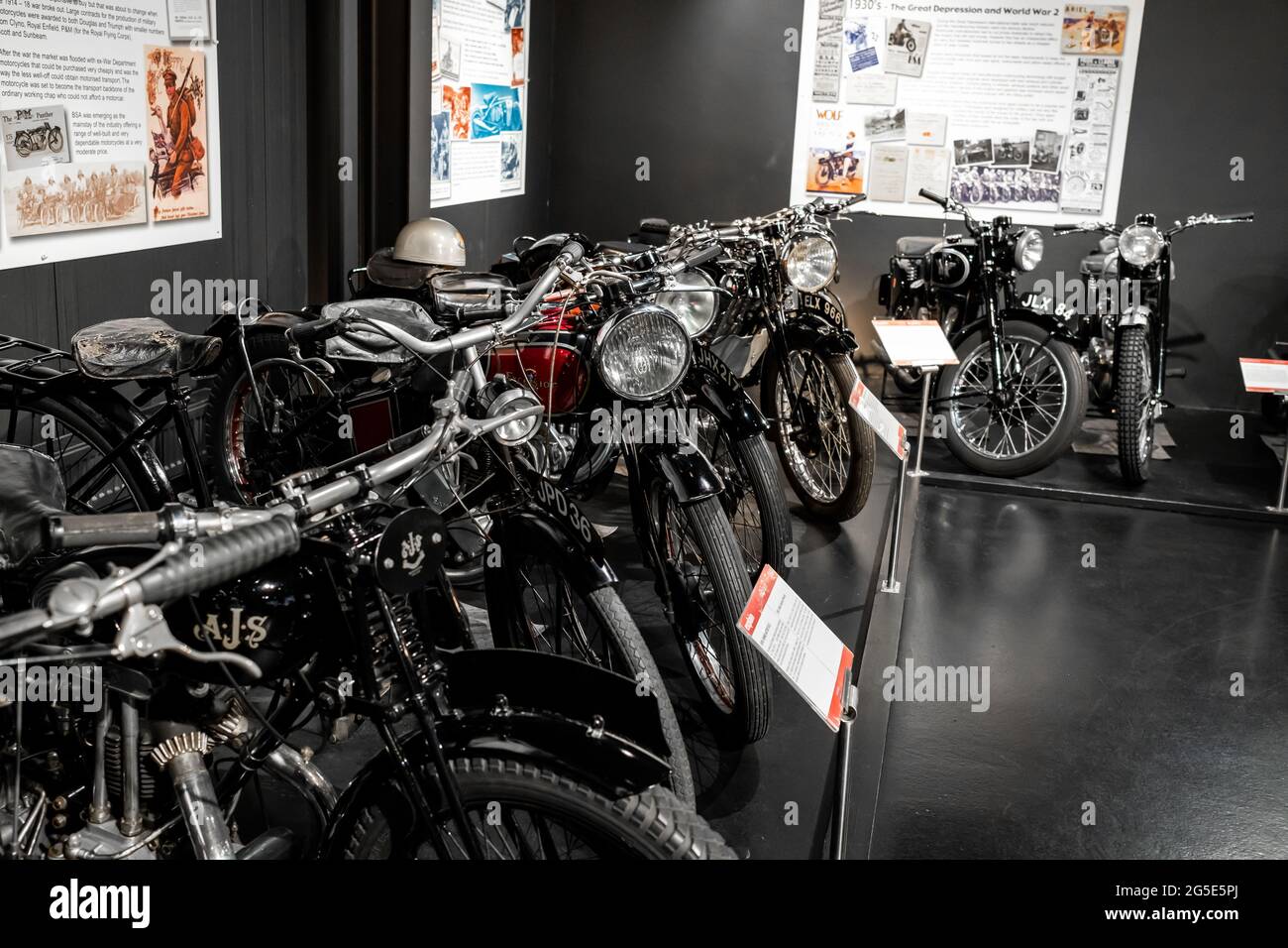 Yeovil, Somerset, Regno Unito – Giugno 18 2021. Collezione di motociclette e moto classiche e vintage in mostra in occasione di una mostra automobilistica pubblica Foto Stock