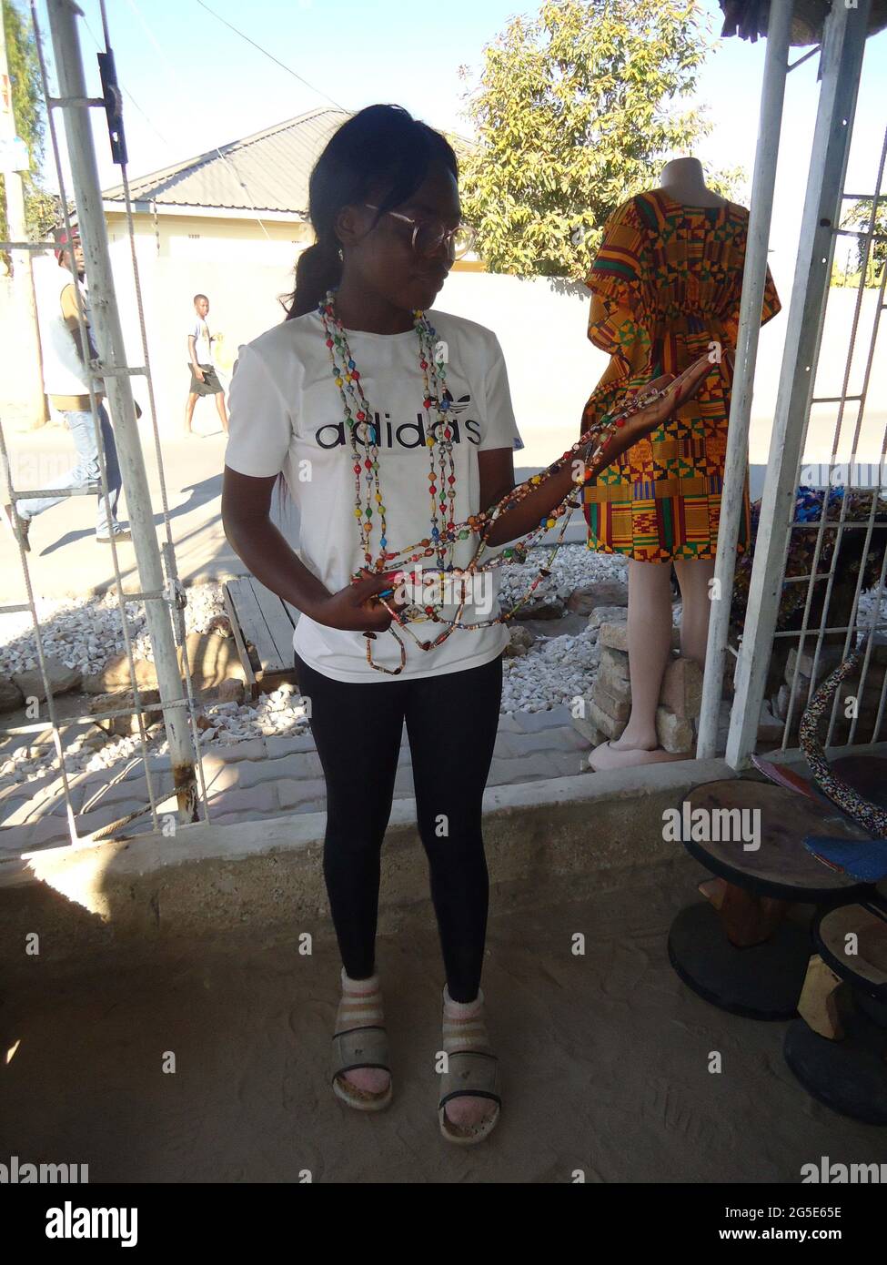 Lusaka, Zambia. 14 Giugno 2021. Marthar Phiri mostra collane realizzate da vecchi giornali e riviste cartacee a Lusaka, Zambia, il 14 giugno 2021. Man mano che il riciclaggio diventa una tendenza globale, un numero crescente di persone in Zambia sta creando reddito per i prodotti che stanno realizzando da articoli pre-utilizzati. Credit: Lillian banda/Xinhua/Alamy Live News Foto Stock