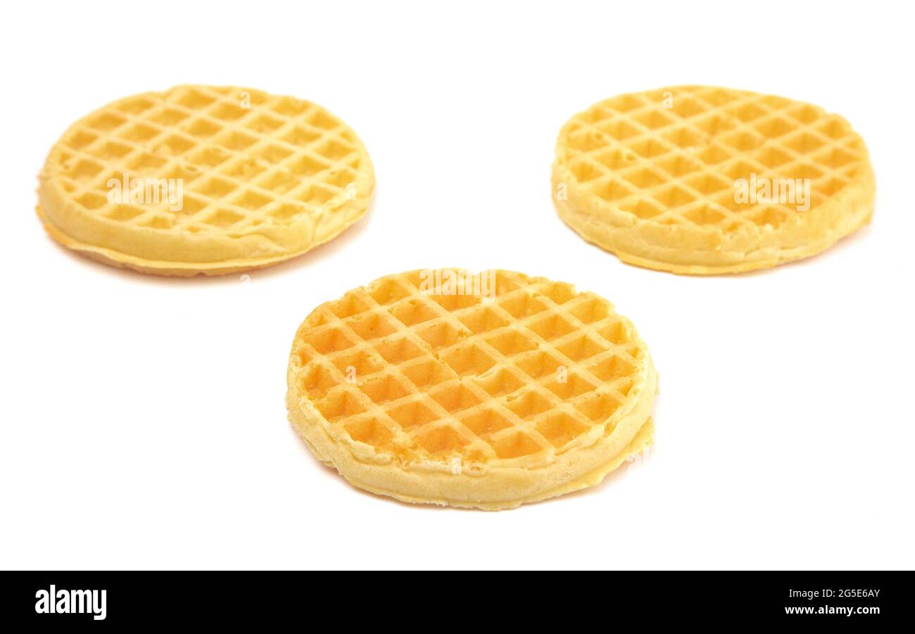 Waffle appena fatti pronti per la colazione su sfondo bianco Foto Stock