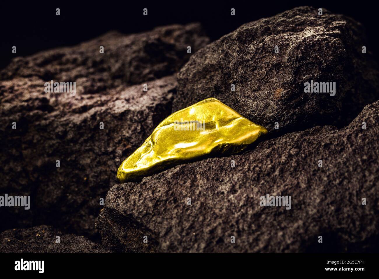 il nocciolo d'oro nella miniera, il concetto di estrazione mineraria, lo scavo di metalli preziosi. Foto Stock