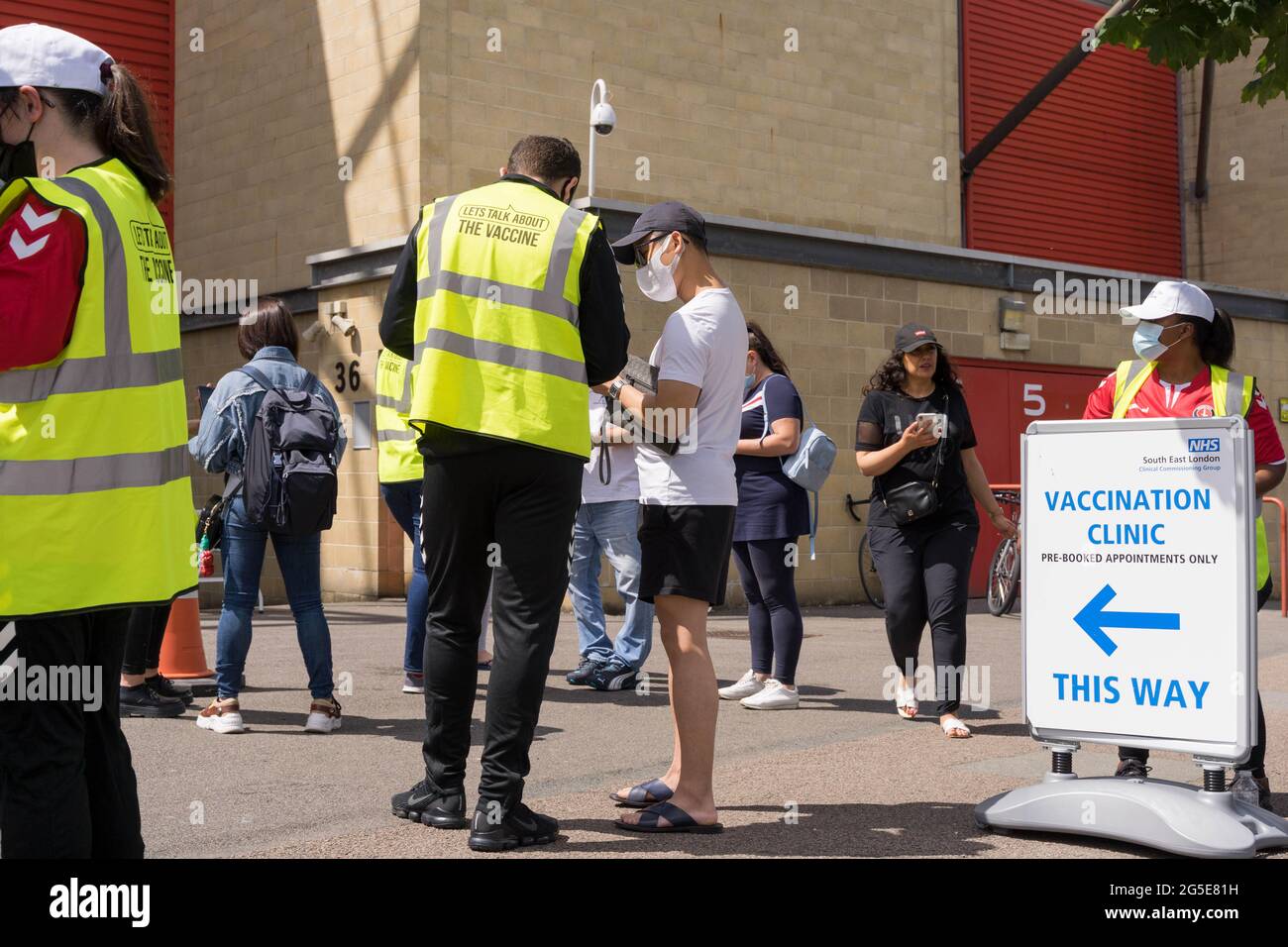 Super walk-in Sabato clinica vaccino presso la Valley, Charlton FC, Londra sud, Inghilterra, Regno Unito, Europa Foto Stock