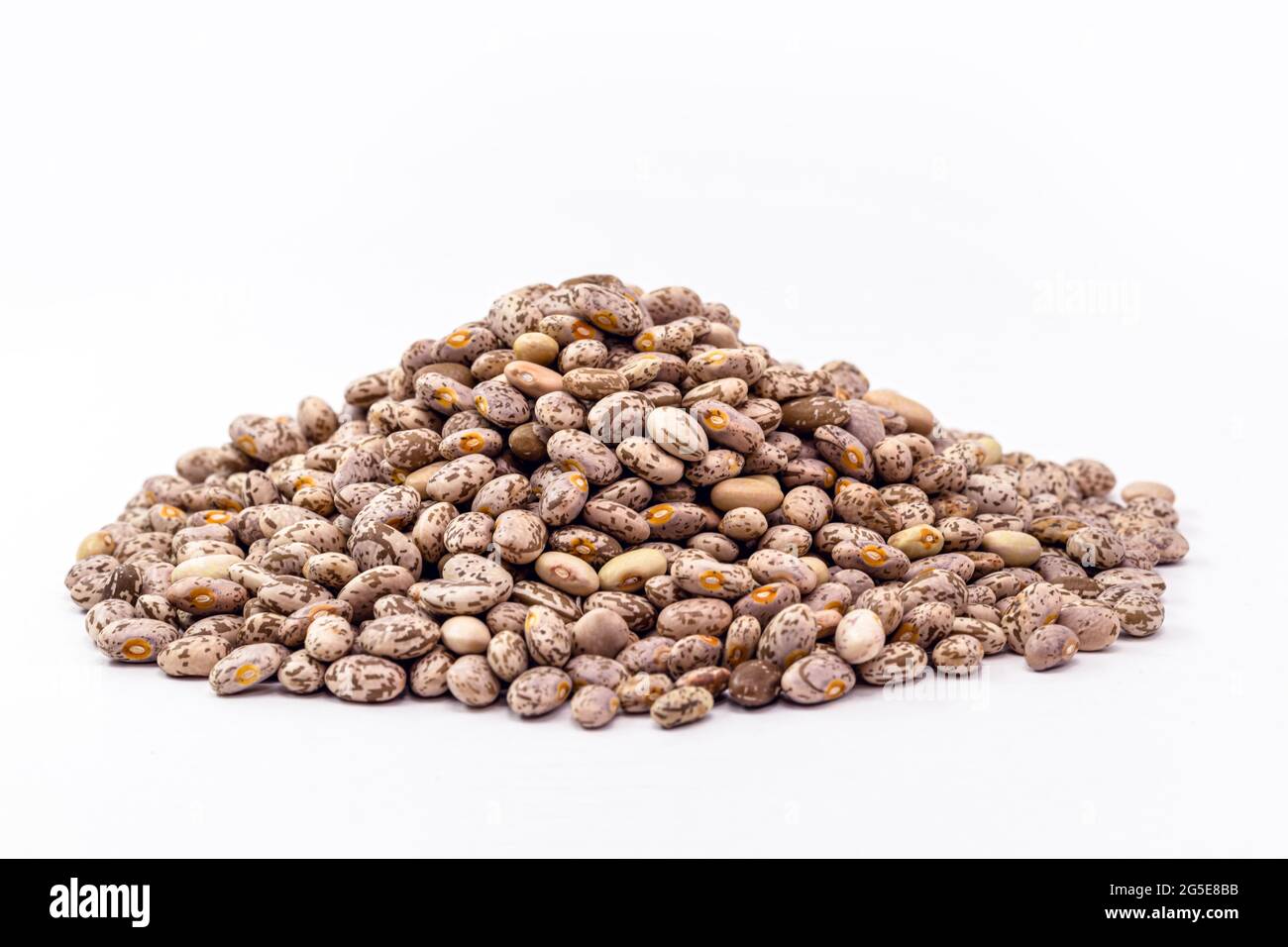 Fagioli Rajado, fagioli brasiliani, mucchio di semi su sfondo bianco isolato. Foto Stock