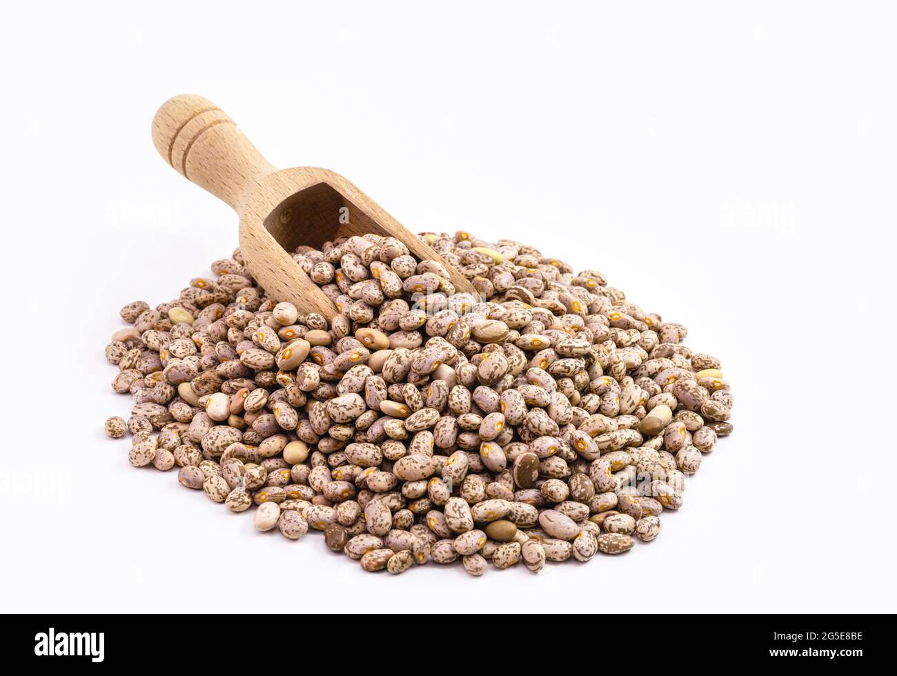 Pila di fagioli Rajado, fagioli brasiliani, con misurino in legno, fondo bianco isolato. Foto Stock