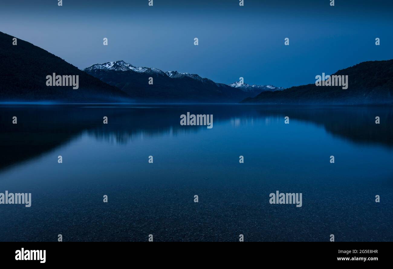 Paesaggio tranquillo al mattino nel lago Rivadavia, nel Parco Nazionale 'Los Alerces', Patagonia Argentina Foto Stock