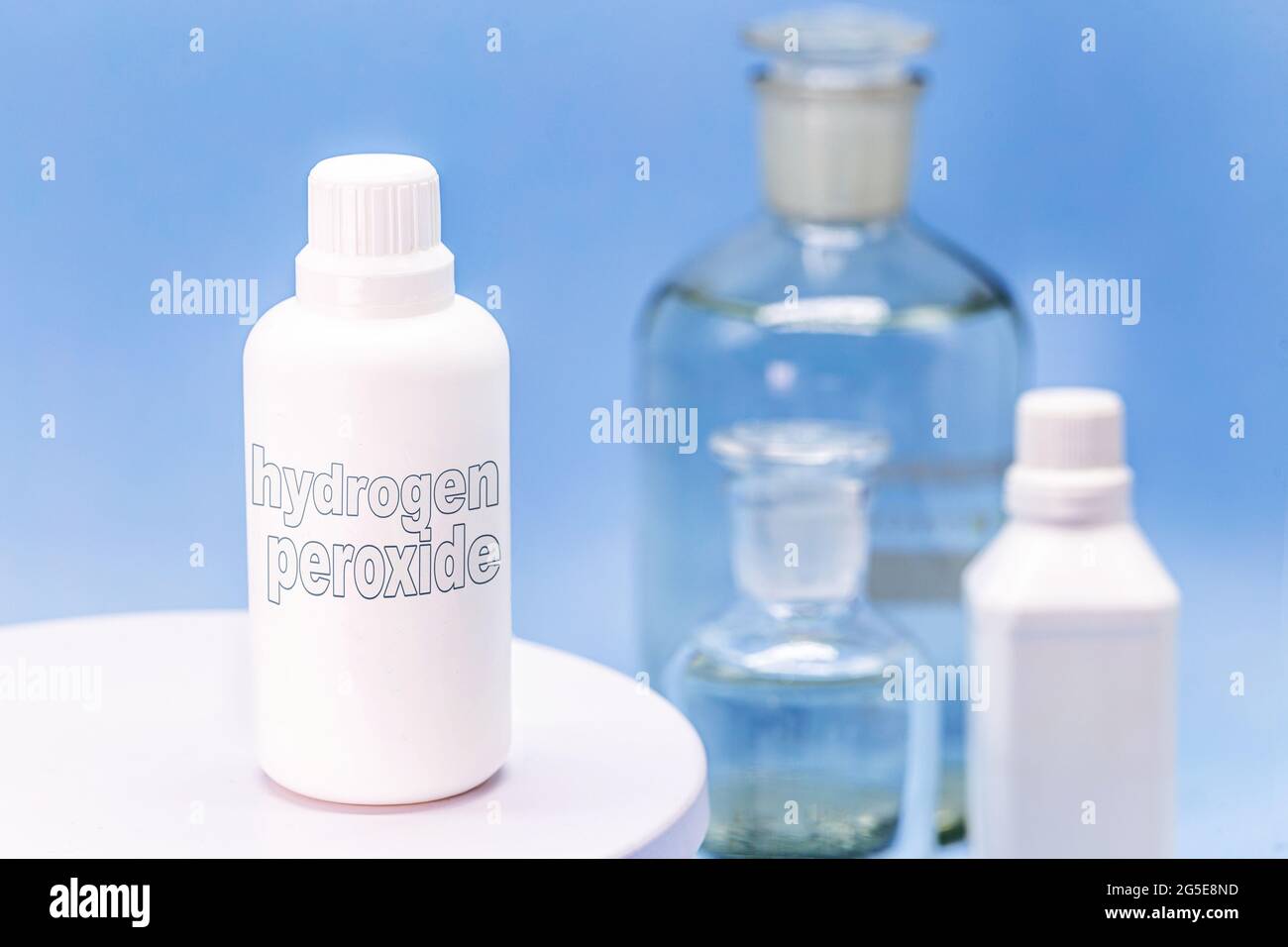 contenitore di plastica, flacone di medicina, scritto in inglese: perossido  di idrogeno, fondo blu isolato, concetto di prima cura Foto stock - Alamy