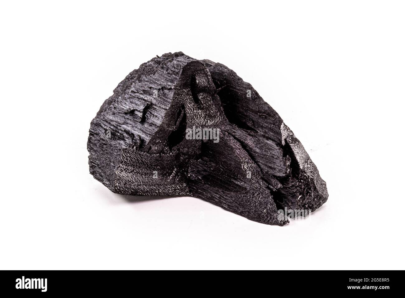 pezzo di carbone a base di legno, carbone, con fondo bianco isolato Foto Stock