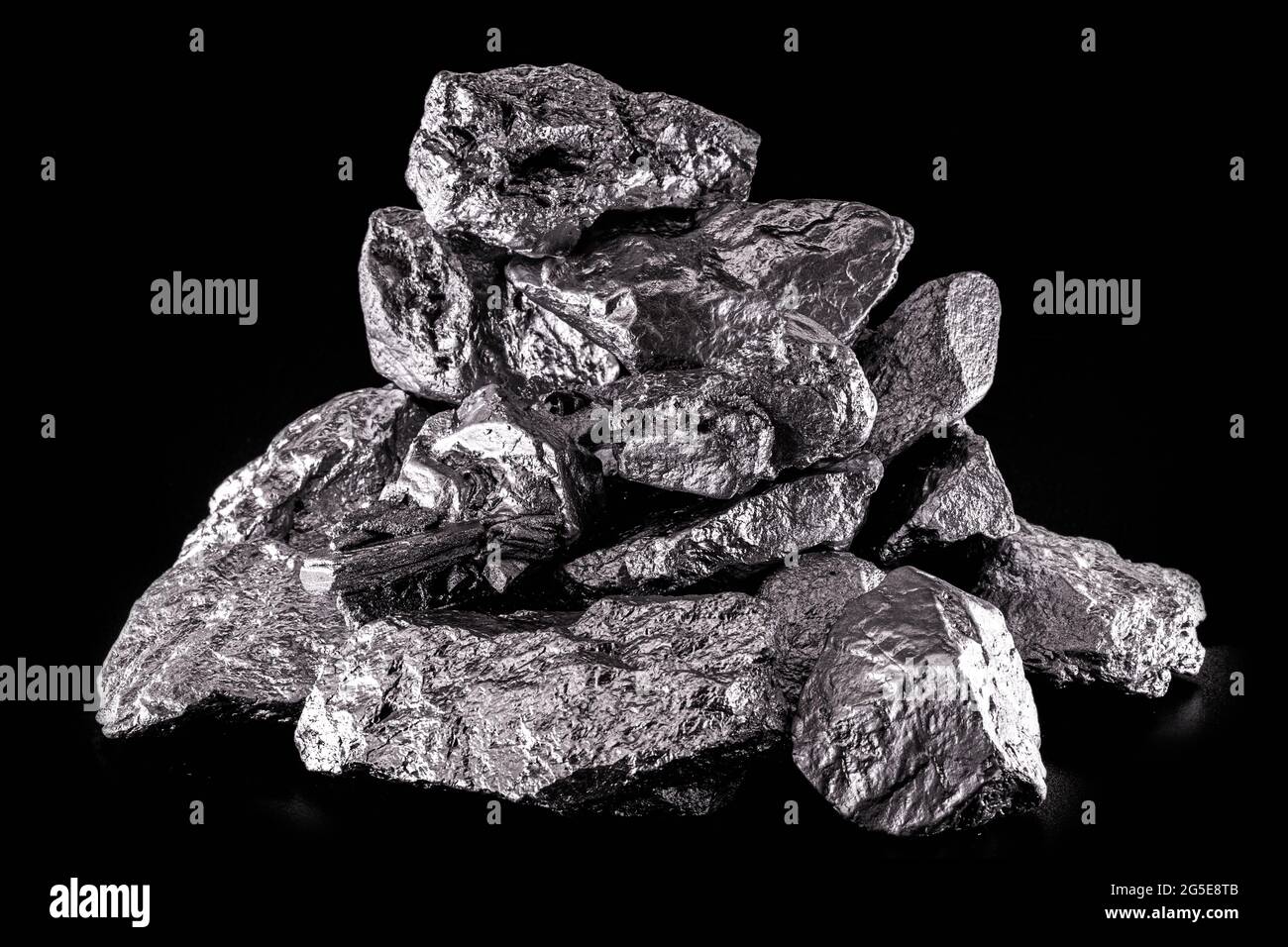 Il palladio è un elemento chimico che a temperatura ambiente si contrae allo stato solido. Metallo utilizzato nell'industria. Concetto di estrazione minerale. Foto Stock