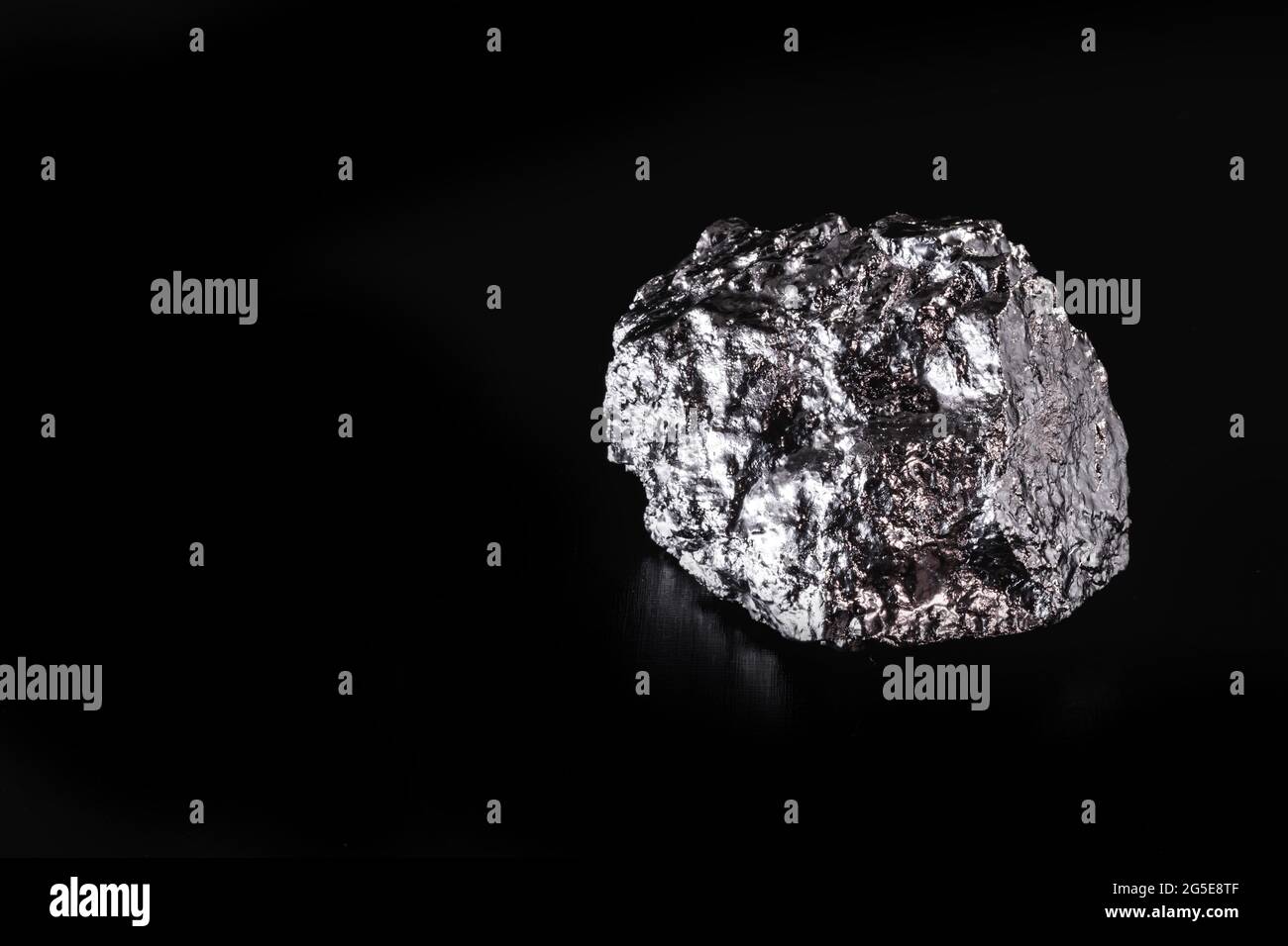 Il platino è un elemento chimico utilizzato nell'industria chimica come catalizzatore per la produzione di acido nitrico, silicone e benzene. Platino grezzo to Foto Stock
