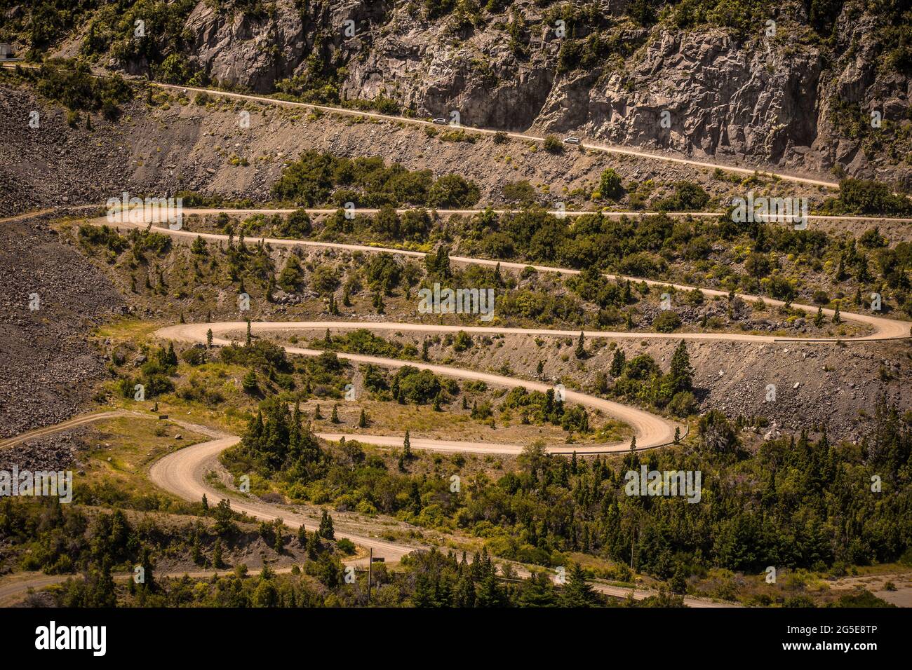La strada si trasforma arrampicando su una montagna nella centrale idroelettrica di Futaleufú, Chubut, Argentina. Foto Stock