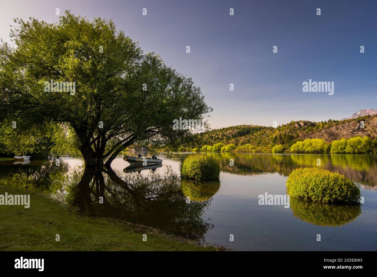 Paesaggio tranquillo con una barca e senza vento nel fiume Futaleufú, provincia di Chubut, Argentina. Foto Stock