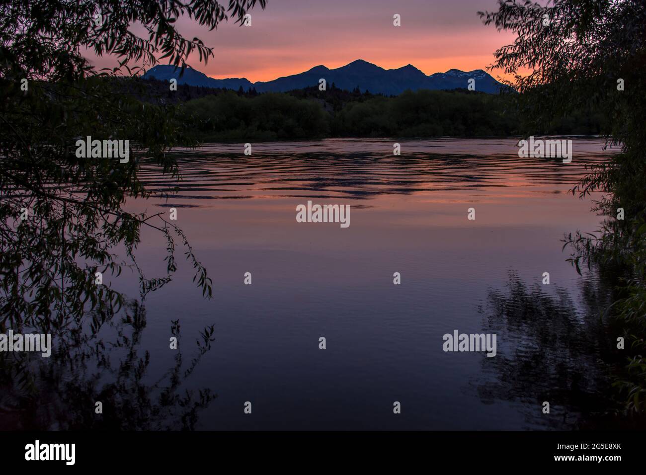Tranquillo paesaggio a Trevelin, Provincia di Chubut, Argentina. Fiume Futaleufú. Foto Stock