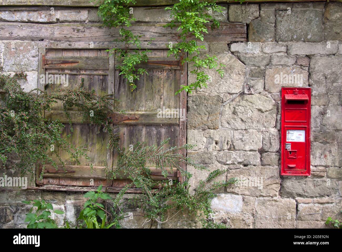Letterbox vittoriano su muro di pietra [SP3 54], Sutton Mandeville, Wiltshire, Inghilterra Foto Stock