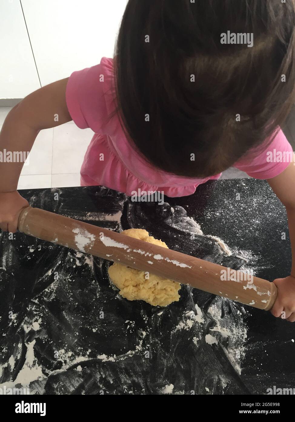 Bambina che cucinano i biscotti Foto Stock