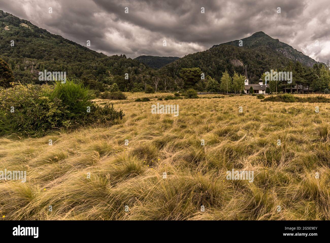 Piccola cappella nel Parco Nazionale di Lanín, situata vicino al Lago Huechulaufquen, in una giornata nuvolosa. Patagonia Argentina Foto Stock