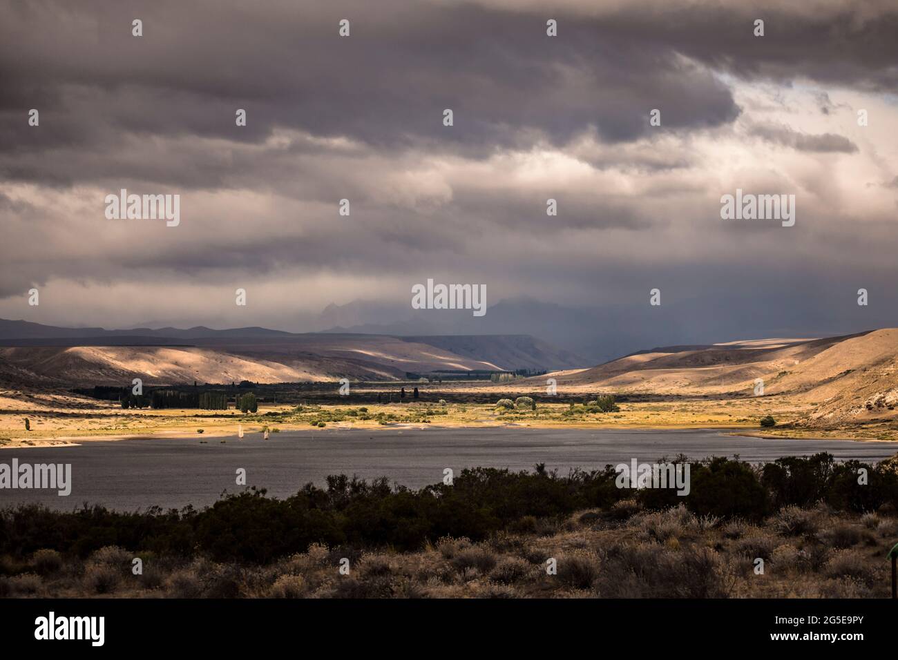 Paesaggio aperto in una giornata nuvolosa nel fiume Limay, Neuquén, Patagonia Argentina. Foto Stock