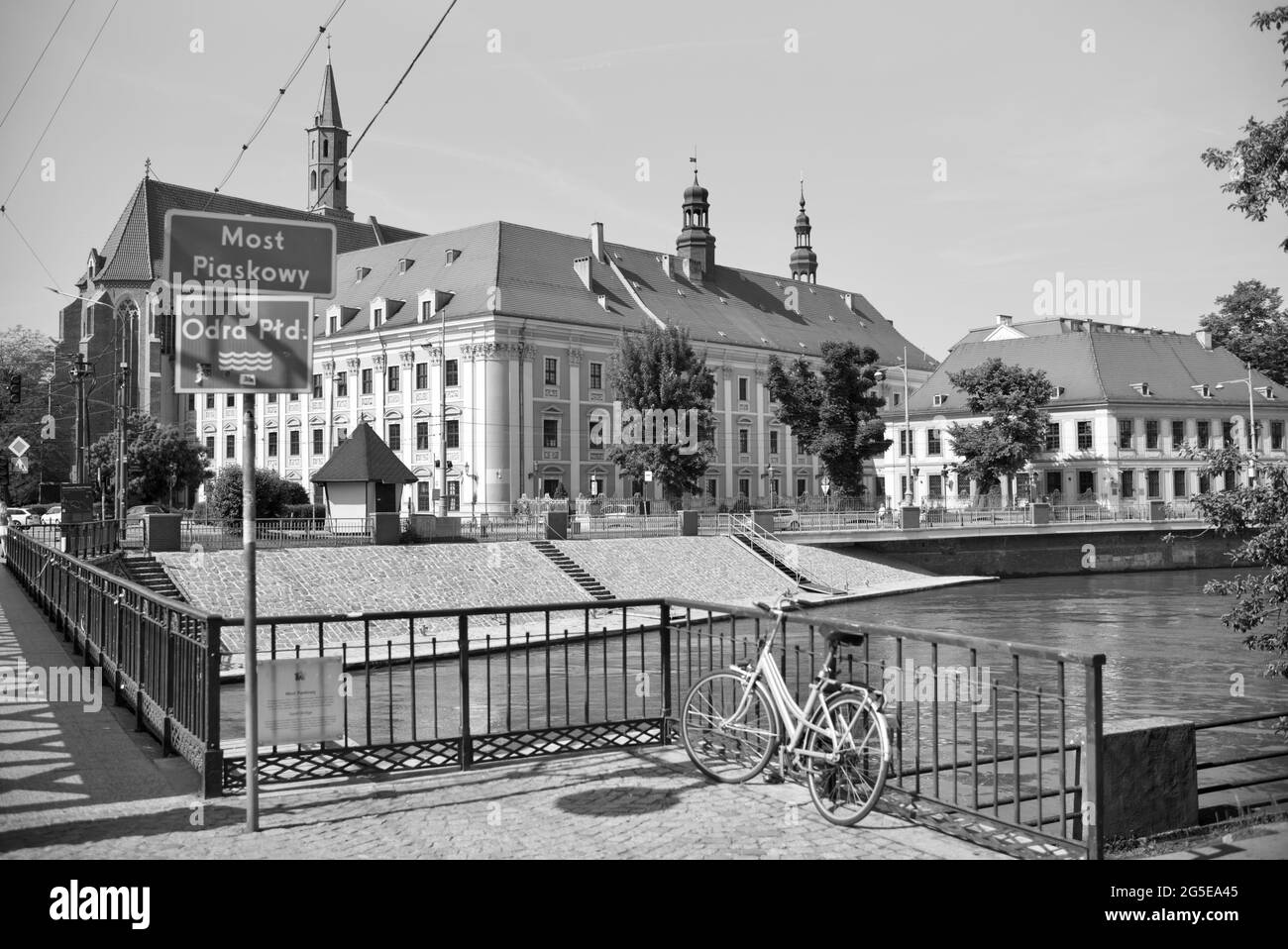 Vista di Breslavia dall'altra parte dell'Oder, lato dell'isola di sabbia, Wroclaw Poland Foto Stock