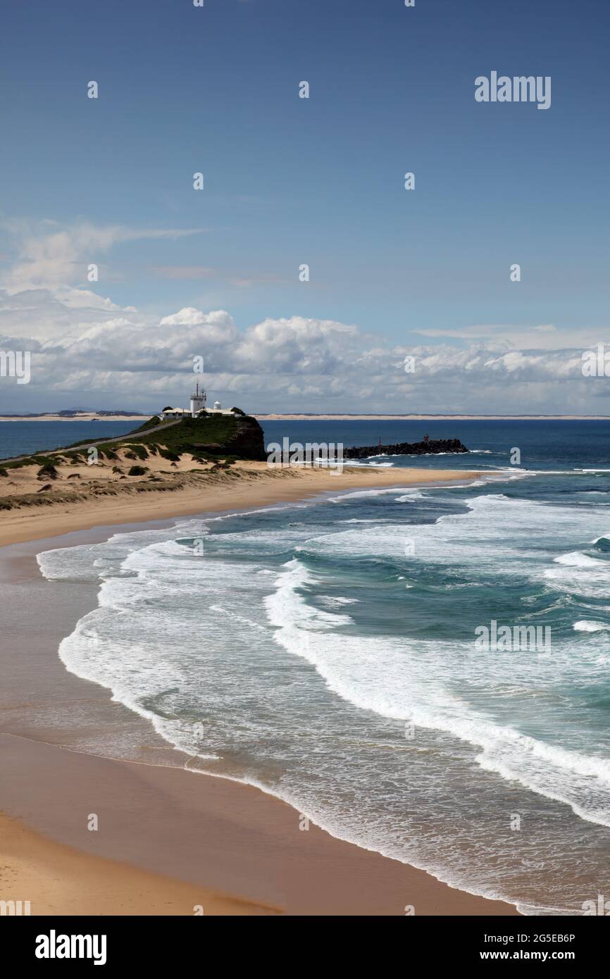 Una bella giornata di sole alla spiaggia e al faro di Nobbys. Newcastle Australia. Popolare attrazione locale. Foto Stock