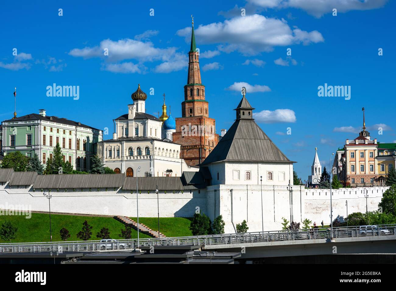 Cremlino di Kazan in estate, Tatarstan, Russia. E' la principale attrazione turistica di Kazan. Panorama della fortezza bianca e dei punti di riferimento al suo interno. Arco storico Foto Stock