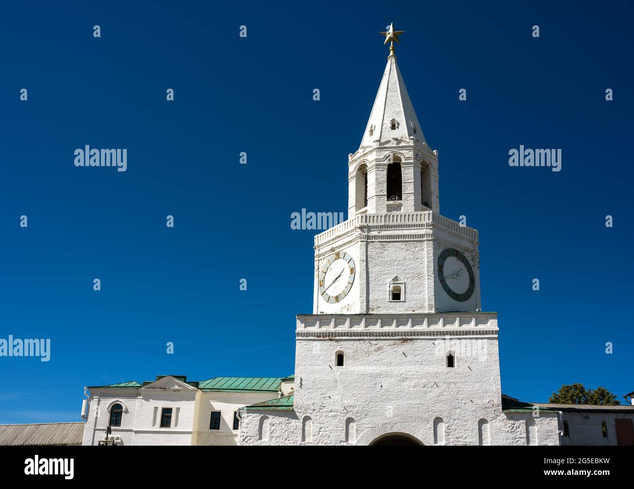 Cremlino di Kazan su sfondo blu, Tatarstan, Russia. Spasskaya Tower, ingresso principale della fortezza bianca. E' un punto di riferimento della vecchia Kazan. Arco storico Foto Stock