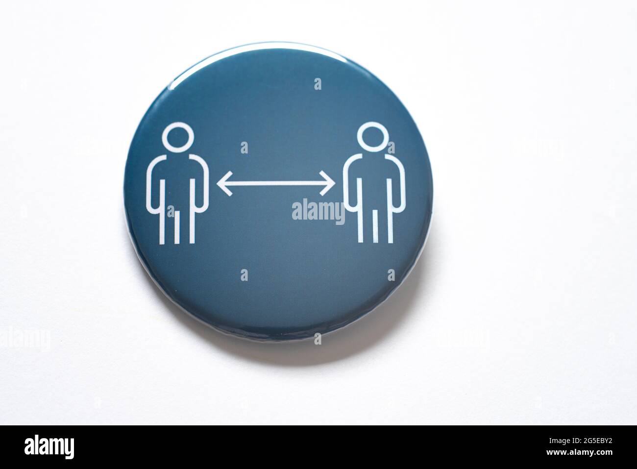 Un adesivo rotondo blu che ti dice di mantenere la distanza, Danimarca, 22 ottobre 2020 Foto Stock