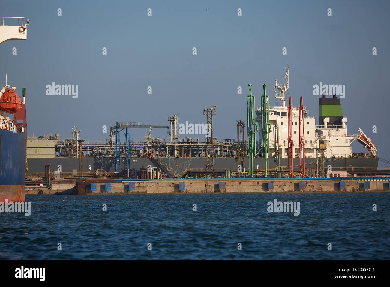la nave mercantile è un vettore di gas al terminale portuale. La petroliera al terminale del porto industriale carica con gas, scarica il gas. Foto Stock