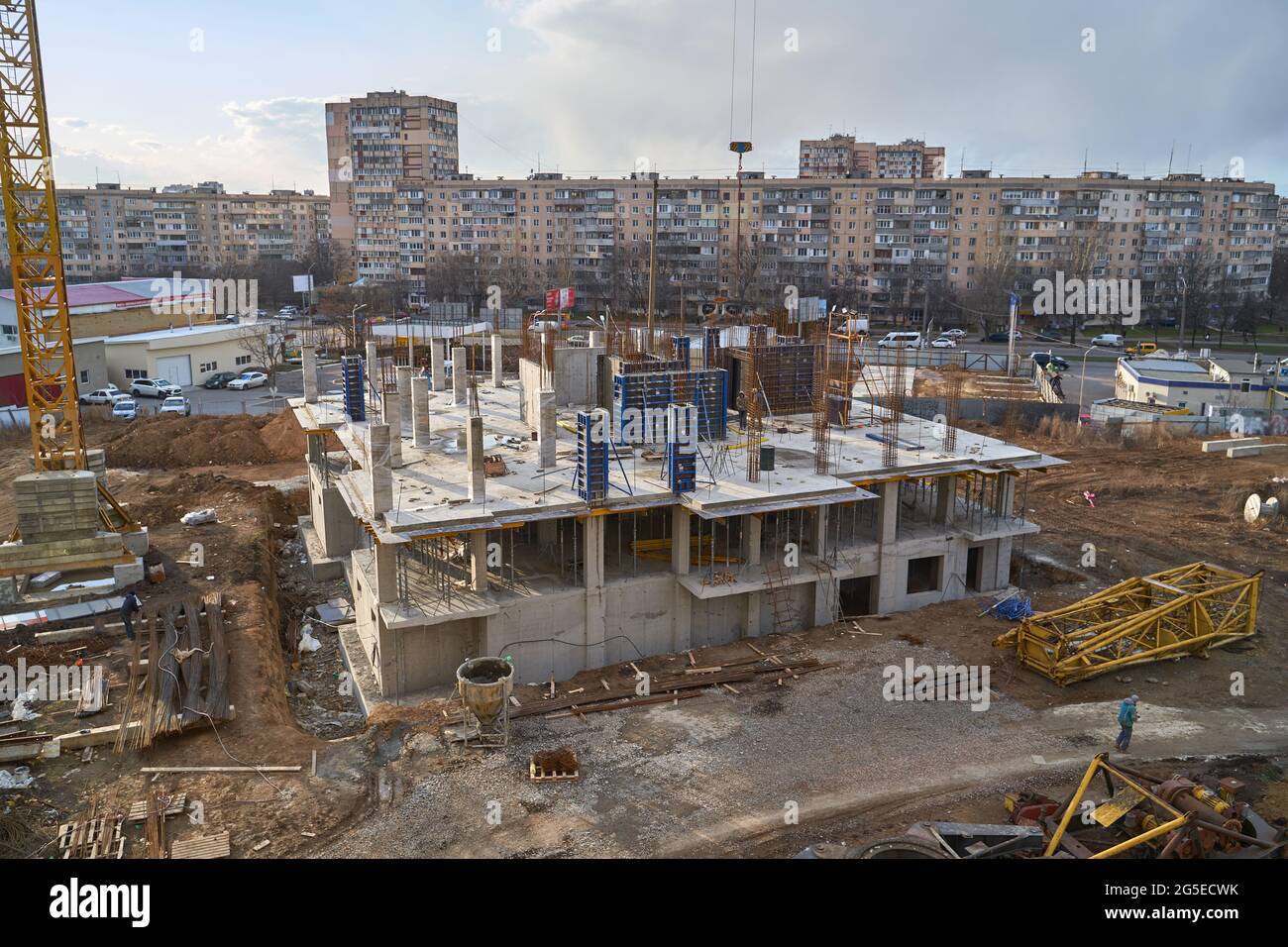 Cantiere. Alto edificio in costruzione. Costruzione di un alto edificio residenziale Foto Stock