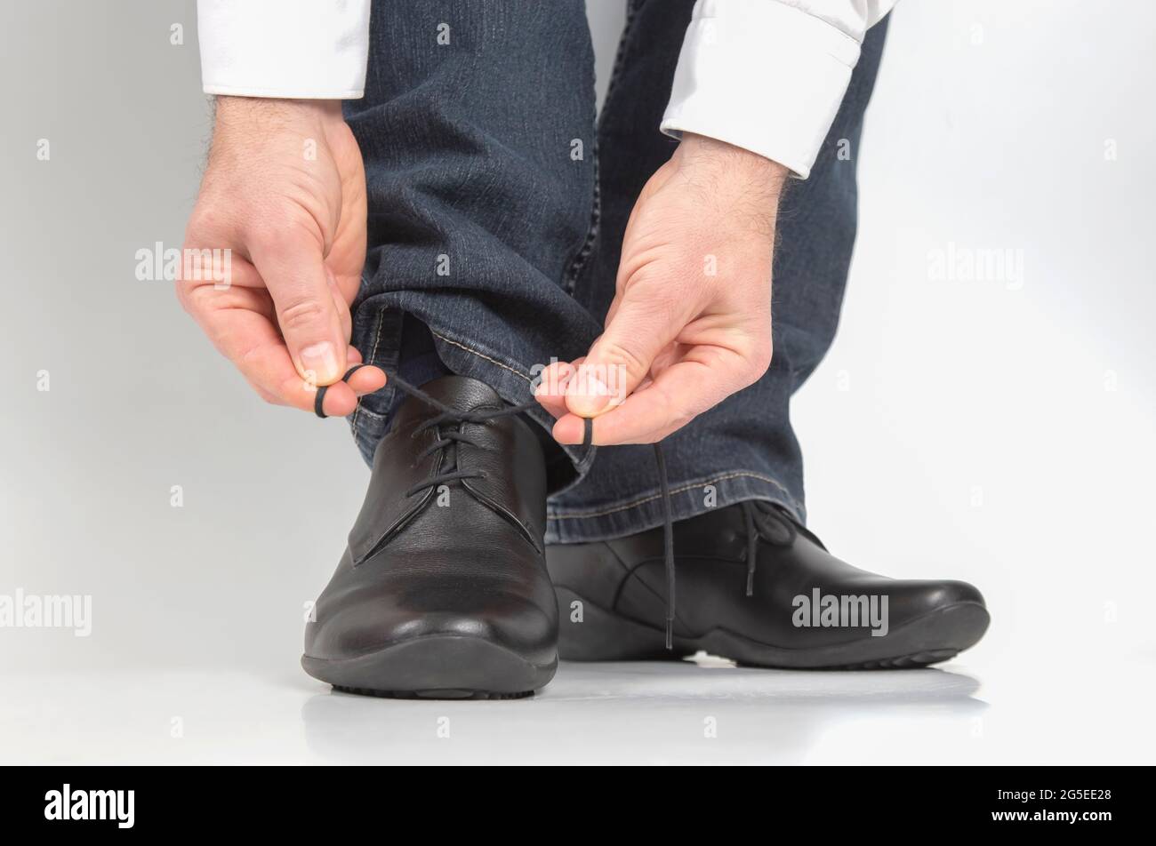 Uomo che lega le scarpe nere classiche Foto stock - Alamy