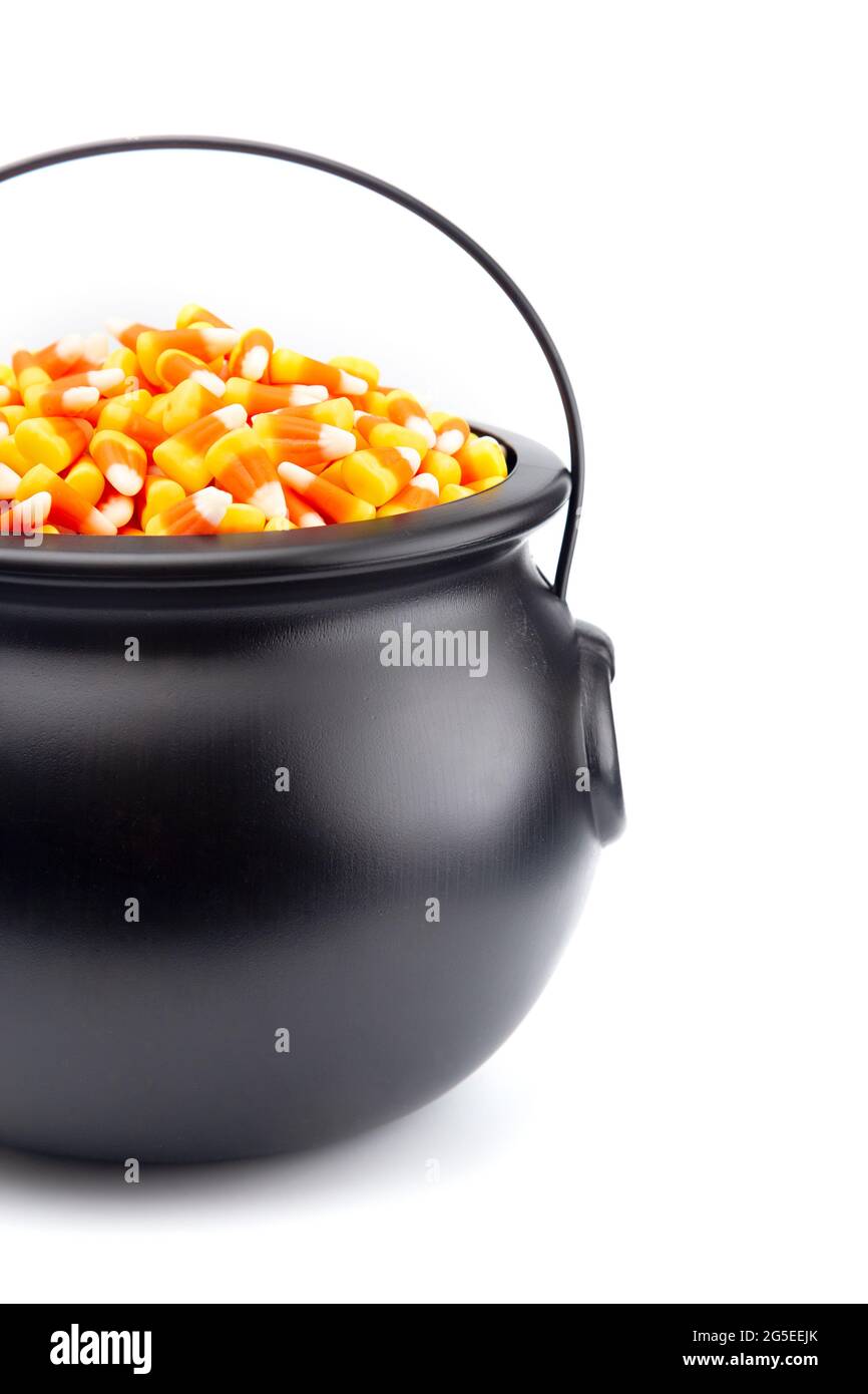 Cauldron nero per streghe piene di granoturco caramello Foto Stock