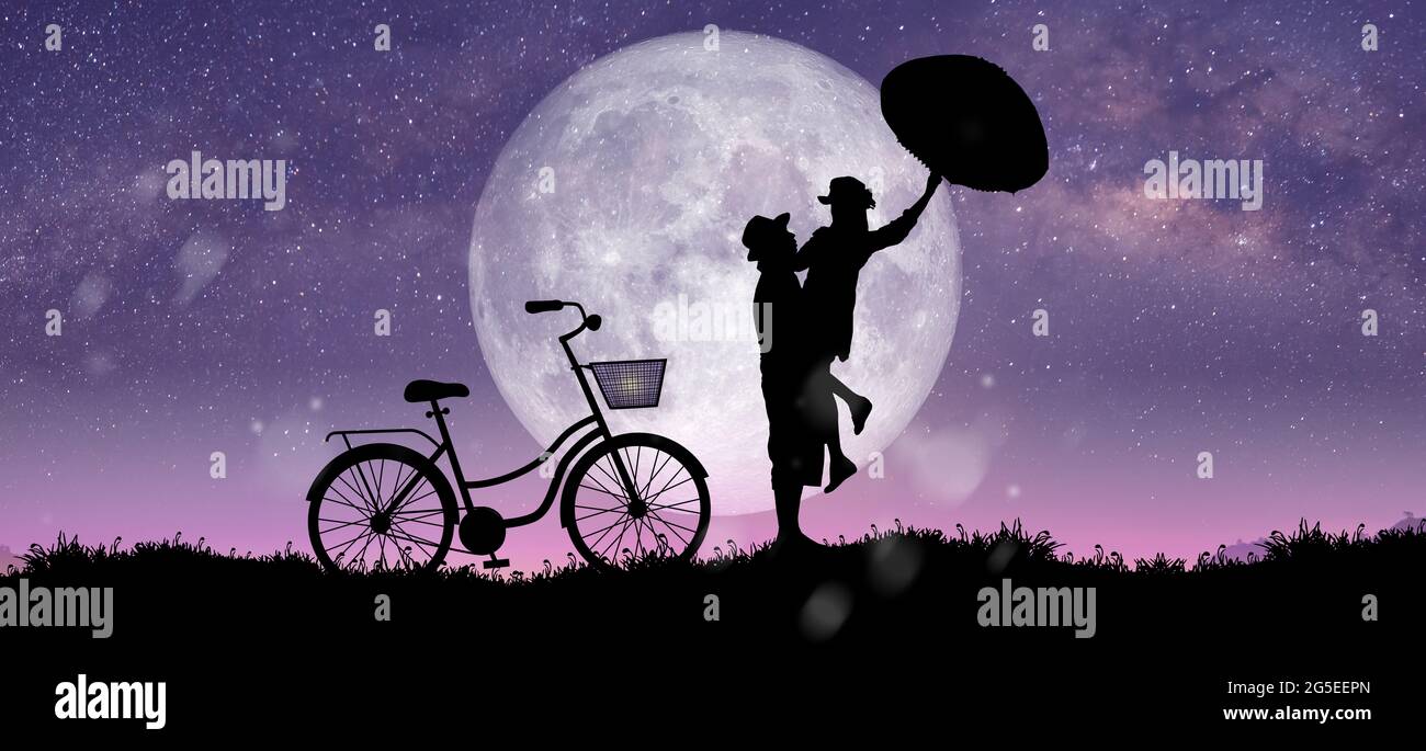 Silhouette durante il paesaggio di notte di coppia o amante ballare e cantare sulla montagna con sfondo Via Lattea sulla luna piena. Foto Stock