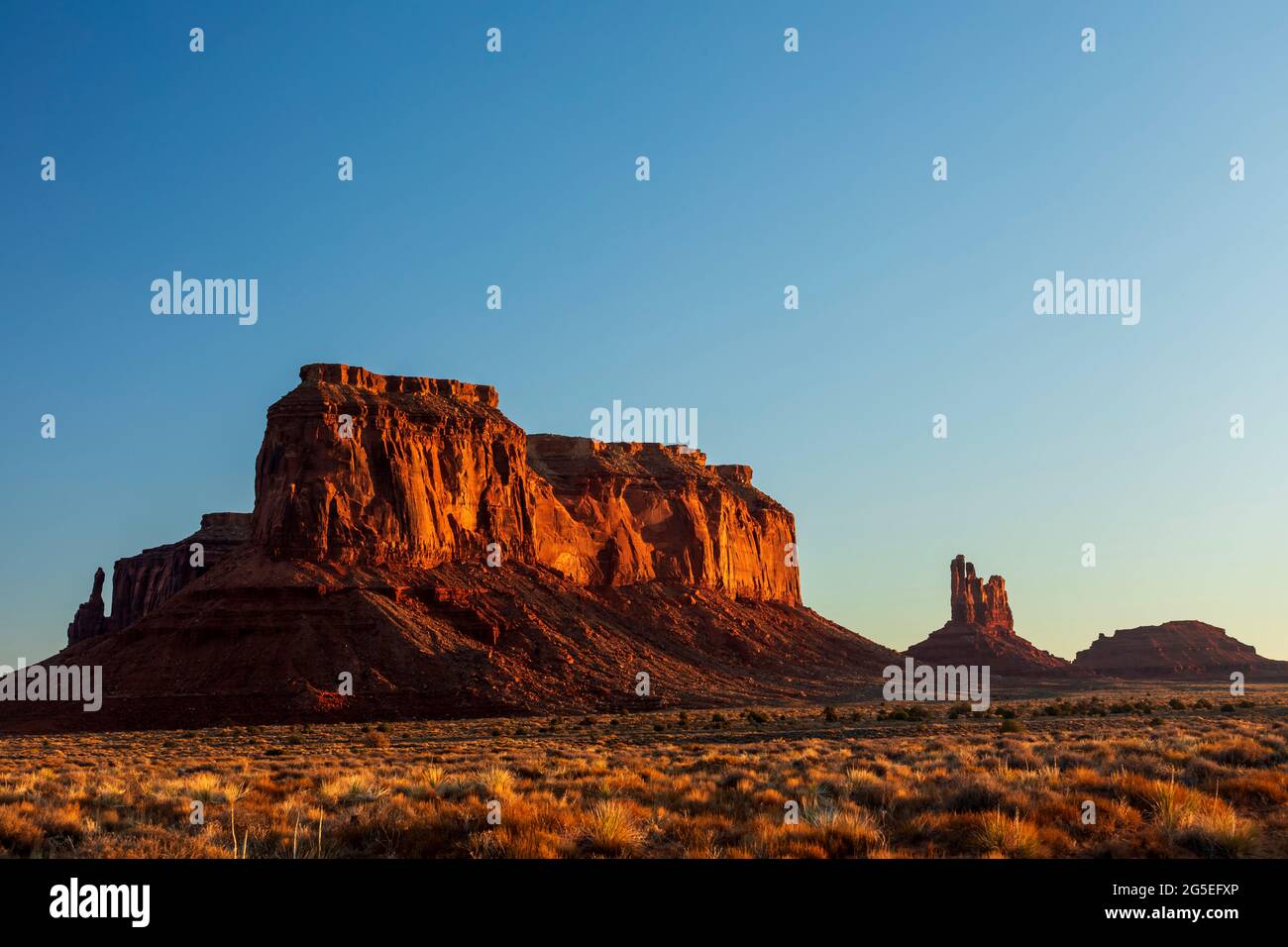 Eagle Rock e la formazione di Hen ambientazione all'alba nel Monument Valley Navajo Tribal Park, Utah Foto Stock