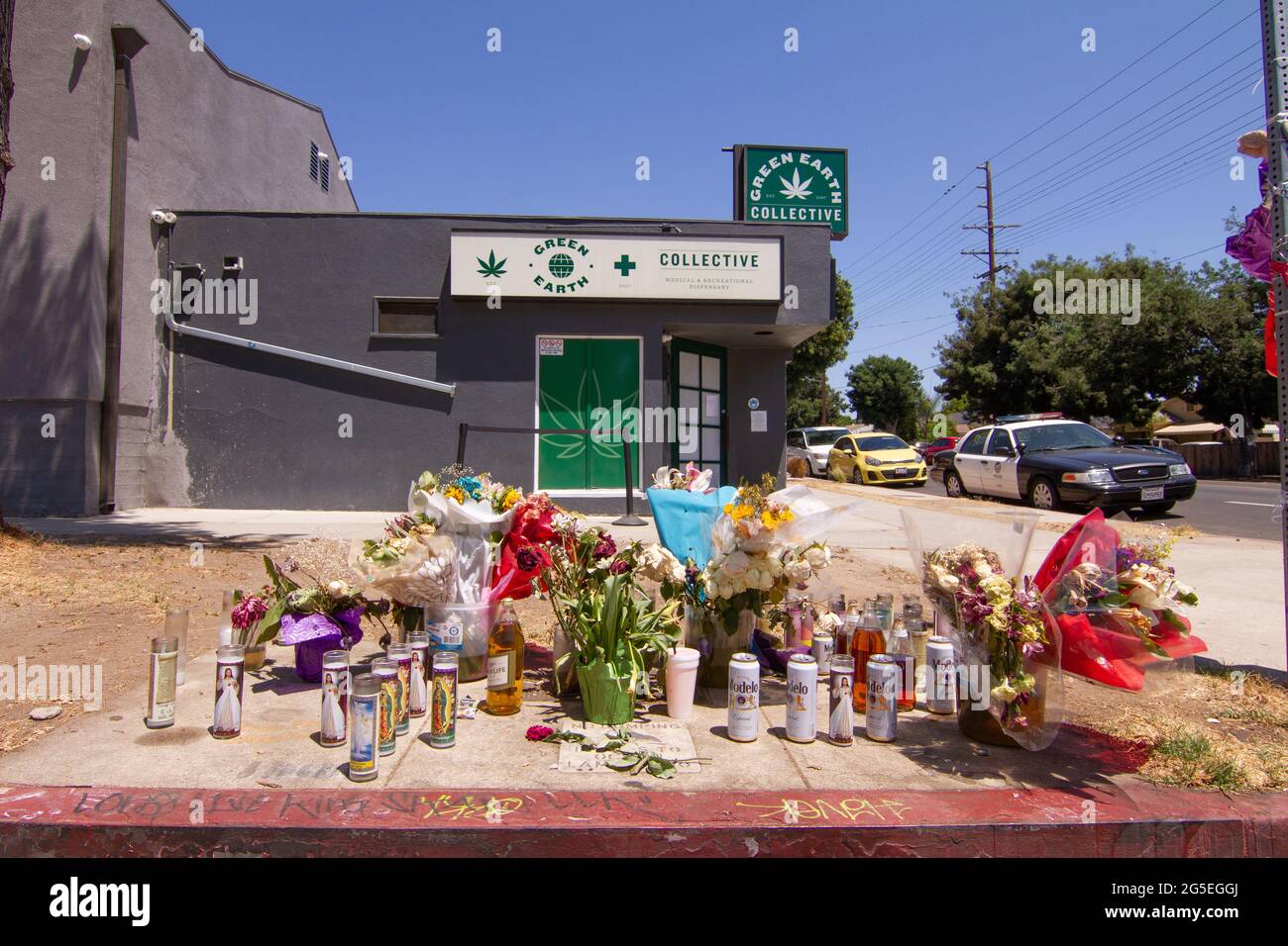 Un memoriale in un dispensario locale di marijuana in Highland Park dopo una sparatoria mortale. Foto Stock