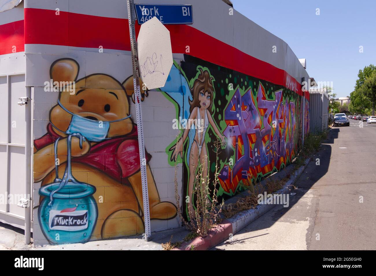 Un murale locale in Highland Park che illustra Winnie the Pooh mascherando per il covid-19. Foto Stock