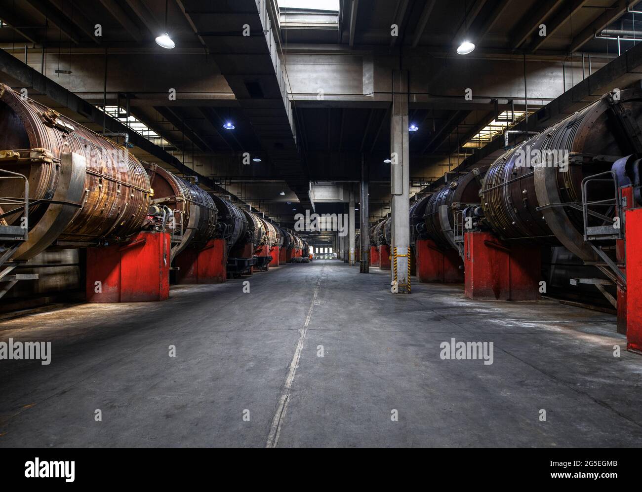 Barili in legno per vestirsi in pelle. Grandi tamburi di legno tenuti insieme da cerchi di acciaio. Foto Stock
