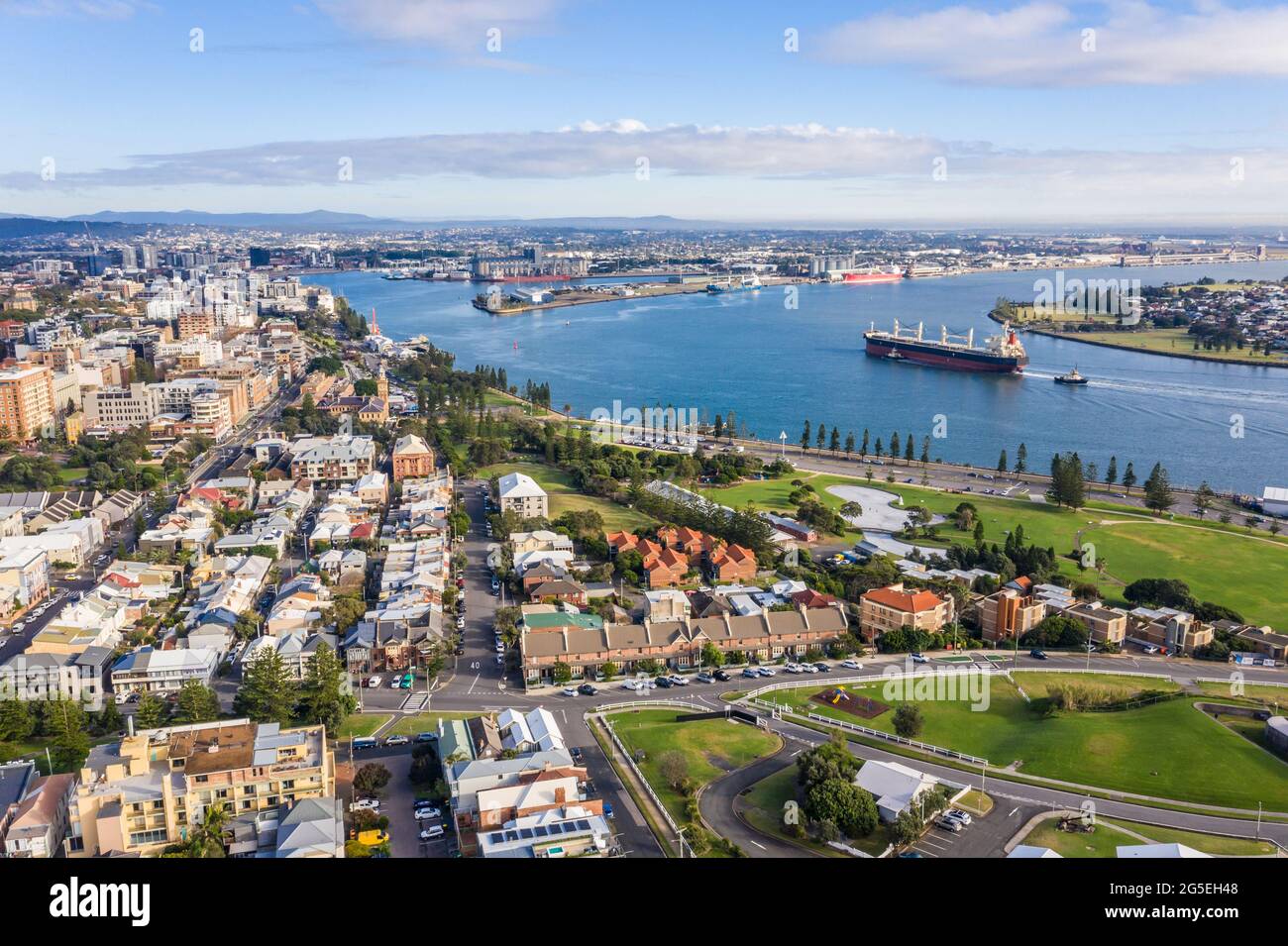 Nave che entra nel porto di Newcastle uno dei più grandi porti di esportazione di carbone del mondo. - Newcastle NSW Australia Foto Stock