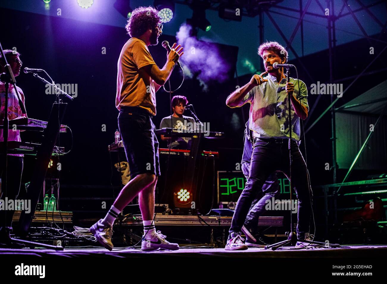 Bologna, Italia. 22 Giugno 2021. La band indie rock italiana lo Stato sociale inizia il suo tour di recupero dalla propria città di Bologna durante il nuovo festival Nova a Dumbo. (Foto di Luigi Rizzo/Pacific Press) Credit: Pacific Press Media Production Corp./Alamy Live News Foto Stock