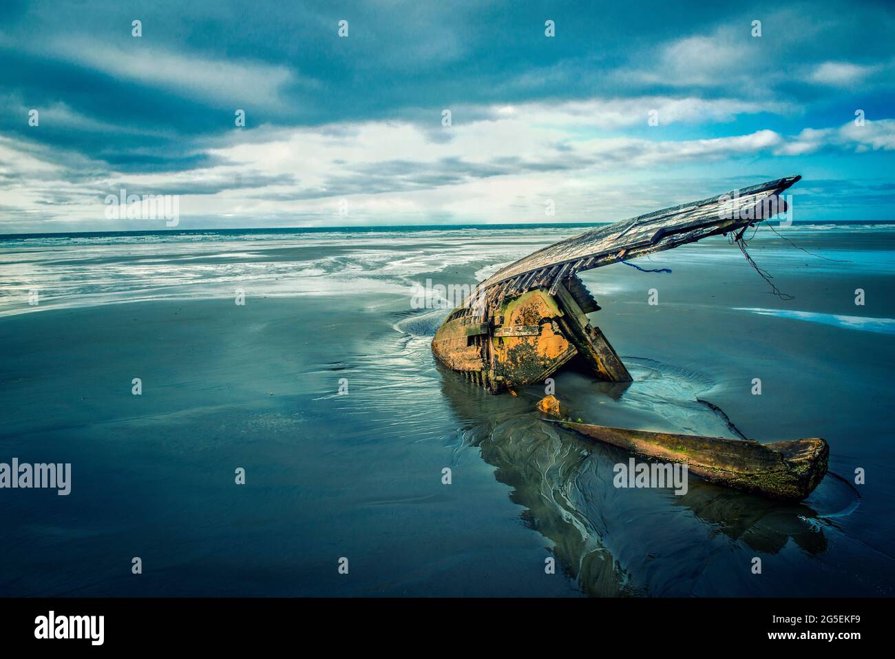 Foto artistica del relitto sulla spiaggia sabbiosa di Haida Gwaii, le isole della Regina Charlotte Foto Stock
