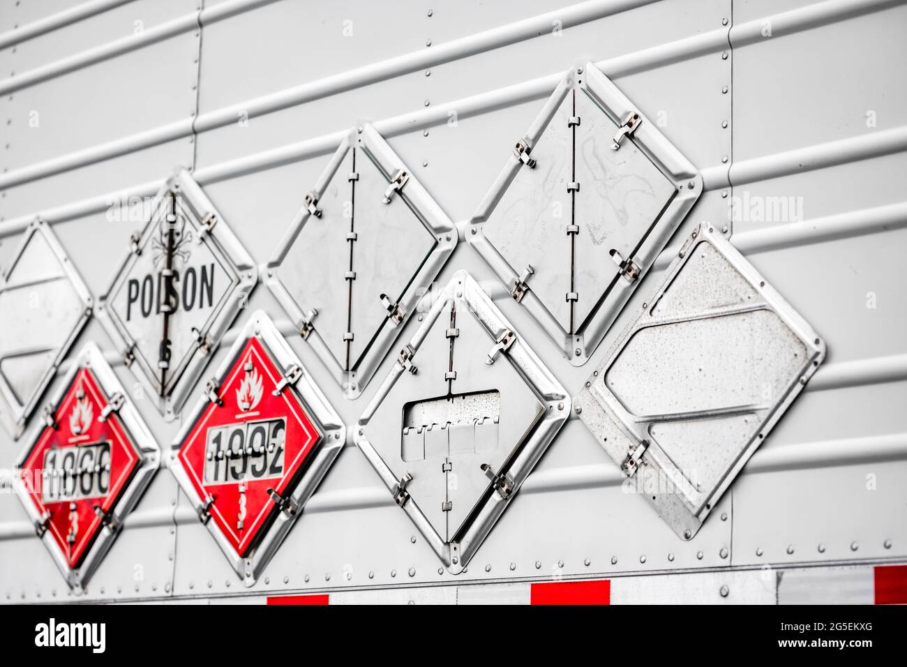Set di telai sul lato del semirimorchio per mostrare le informazioni segnali di sicurezza avvertenza sul trasporto di materiale infiammabile, esplosivo o velenoso Foto Stock