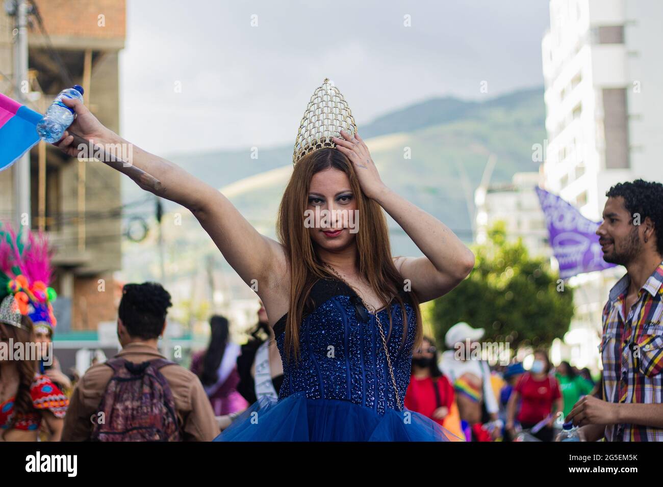 Una trans donna pone per una foto vestita come una regina concorso di bellezza durante la celebrazione annuale della Parata Pride in richiesta di diritti LGTBQ in Colombia a Pato, Narino - Colombia il 25 giugno 2021. Foto Stock