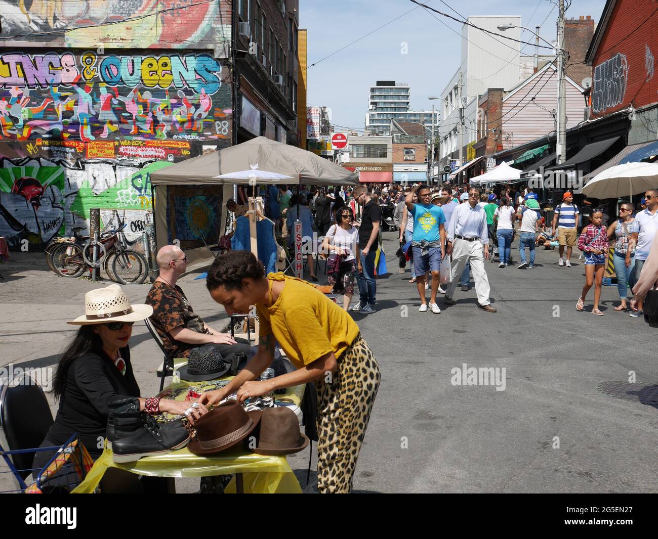 Il bazar di strada del mercato di Kensington di Toronto attrae una grande folla di visitatori interessati a vedere i suoi prodotti d'epoca e cibi esotici Foto Stock