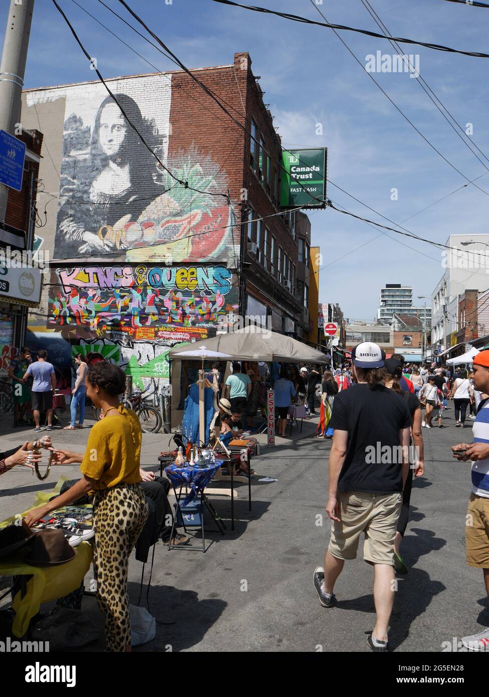 Il bazar di strada del mercato di Kensington di Toronto attrae una grande folla di visitatori interessati a vedere i suoi prodotti d'epoca e cibi esotici Foto Stock