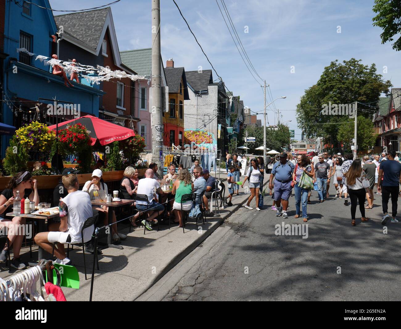 Il bazar di strada del mercato di Kensington di Toronto attrae una grande folla di visitatori interessati a vedere i suoi prodotti d'epoca e cibi esotici Foto Stock