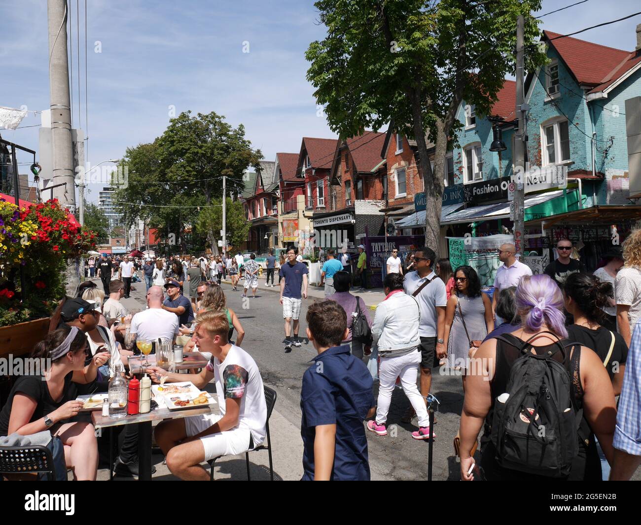 Il bazar di strada del mercato di Kensington di Toronto attrae una grande folla di visitatori interessati a vedere i suoi prodotti d'epoca e cibi esotici Foto Stock